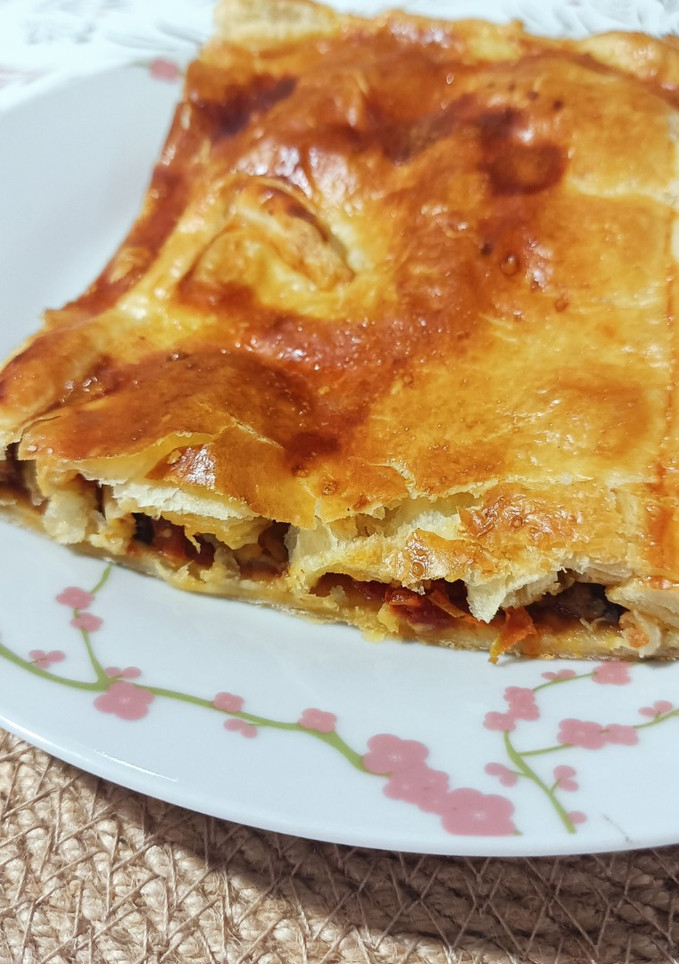 Una foto de Empanada de berenjena asada y tomate seco