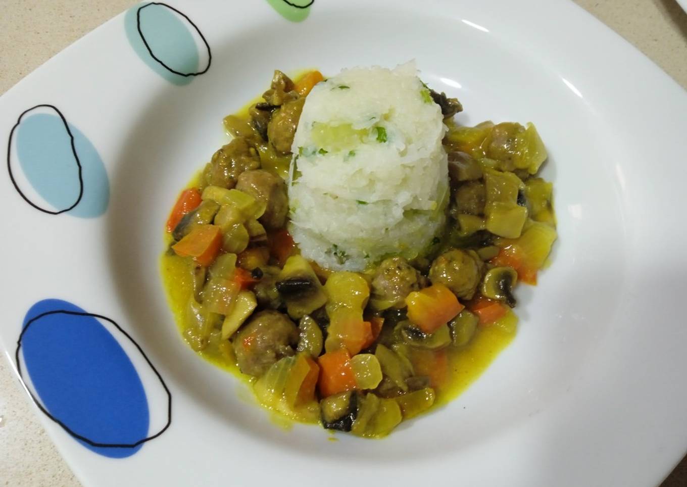 Falso cuscús de coliflor con albóndigas