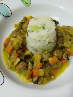 Una foto de Falso cuscús de coliflor con albóndigas