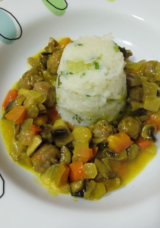 Una foto de Falso cuscús de coliflor con albóndigas