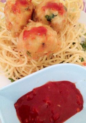 A picture of Cheese ball in nuddle nest.