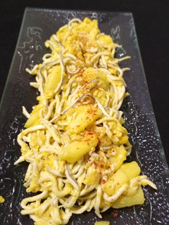 Una foto de Revuelto de gulas con manzana