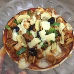 A picture of Pizza with shawarma bread.