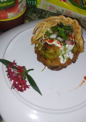A picture of Maggi basket with Ragda Paties.