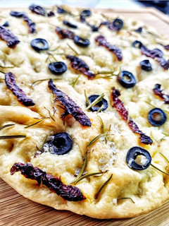 Una foto de Focaccia de tomate seco, aceitunas negras y romero