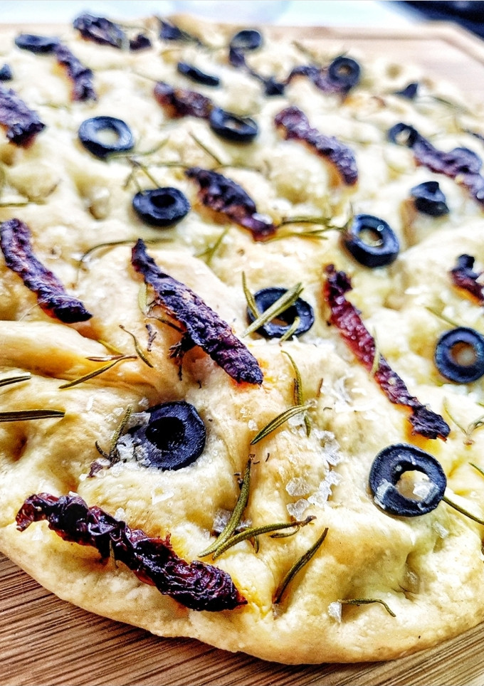 Una foto de Focaccia de tomate seco, aceitunas negras y romero