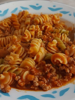 Una foto de Pasta con carne picada y tomate 🍅