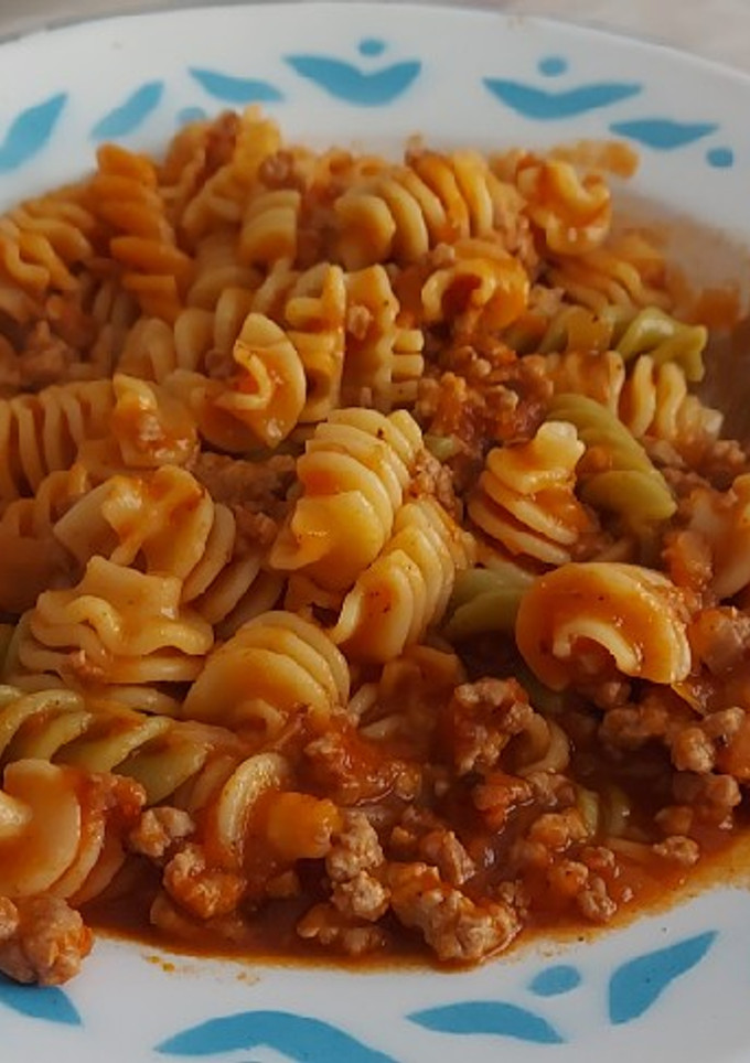 Una foto de Pasta con carne picada y tomate 🍅