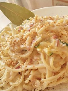 Una foto de Espaguetis con champiñones, bacon y calabacín