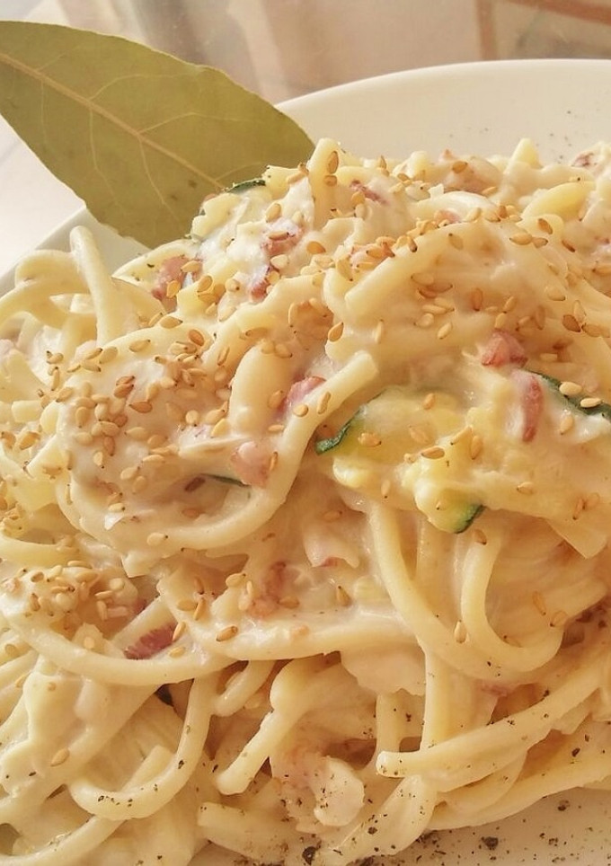 Una foto de Espaguetis con champiñones, bacon y calabacín