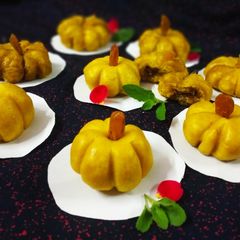Mantou pumpkin stuffed buns A picture of Mantou pumpkin stuffed buns.