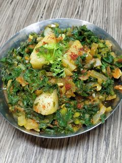 आलू पालक भाजी (aloo palak bhaji recipe in marathi) रेसिपी चे मुख्य फोटो