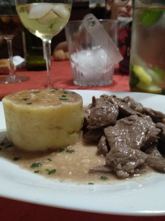 Una foto de Bistequitos al vino blanco c/puré