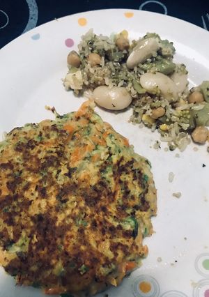 Una foto de Hamburguesas de zucchini, zanahoria y cebolla vegetarianas