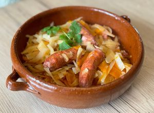 Une photo de « One pot » merguez et chou braisé