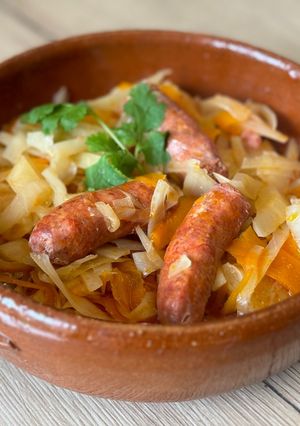 Une photo de « One pot » merguez et chou braisé