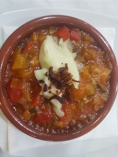Una foto de Cazuelita de pisto con torta del casar y jamón serrano
