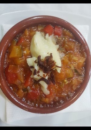 Una foto de Cazuelita de pisto con torta del casar y jamón serrano