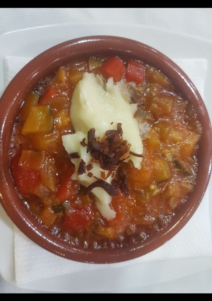 Una foto de Cazuelita de pisto con torta del casar y jamón serrano