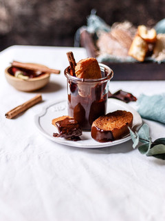 Una foto de Chocolate especiado y pan frito, merienda de siempre
