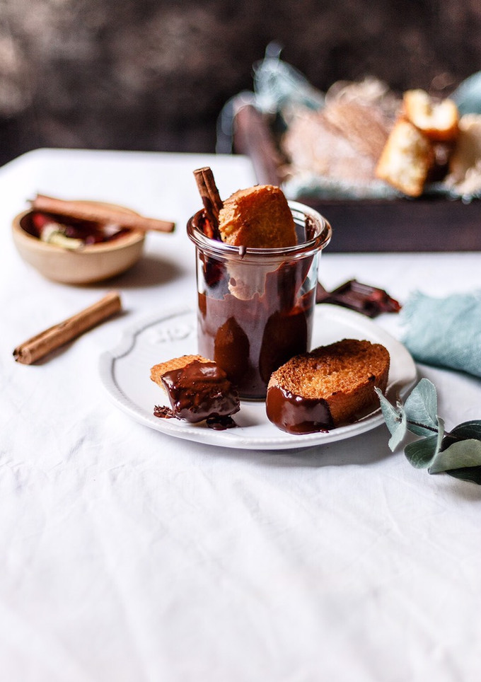 Una foto de Chocolate especiado y pan frito, merienda de siempre