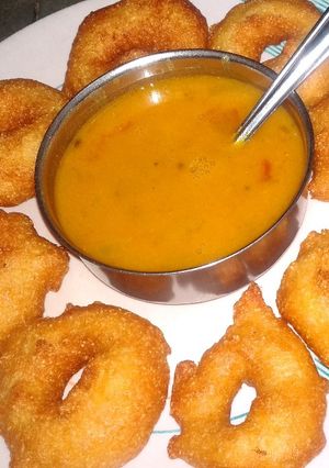 મેંદુ વડા (Medu Vada Recipe In Gujarati) રેસીપી મુખ્ય ફોટો