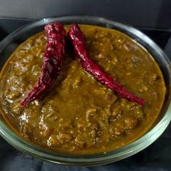 A picture of Lasooni palakh.