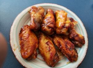 Una foto de Alitas de pollo agridulces con un toque picante