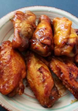 Una foto de Alitas de pollo agridulces con un toque picante