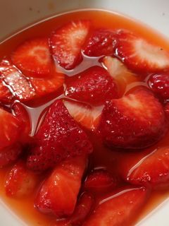 Una foto de Fresas🍓con zumo de naranja🍊y limón🍋