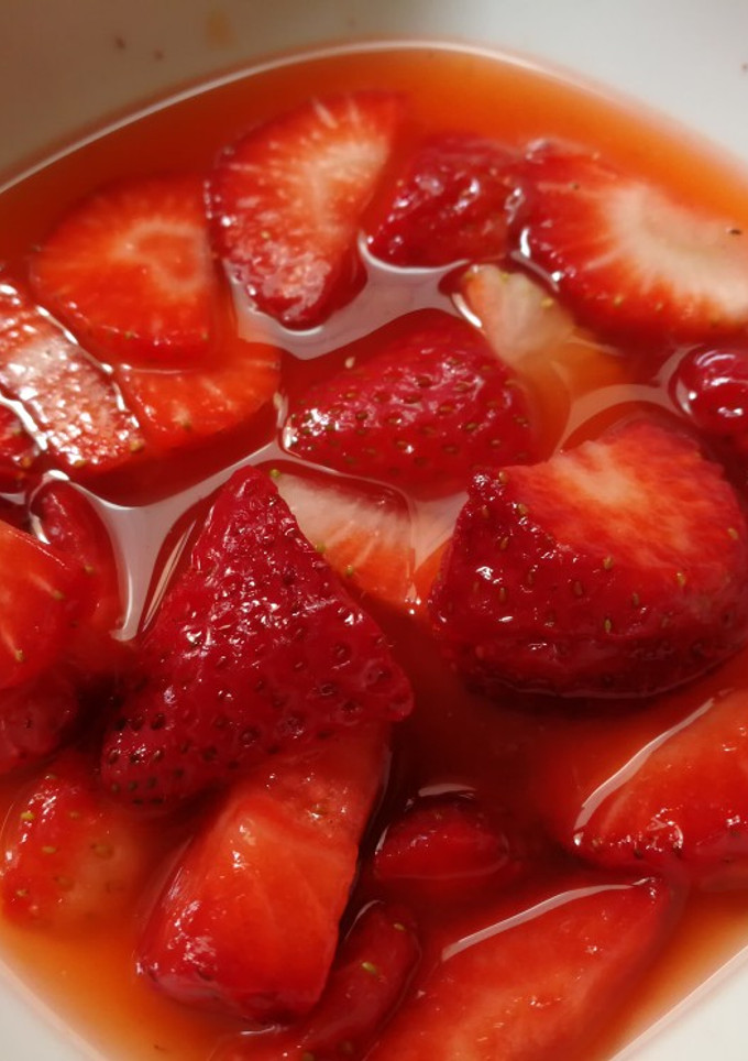 Una foto de Fresas🍓con zumo de naranja🍊y limón🍋
