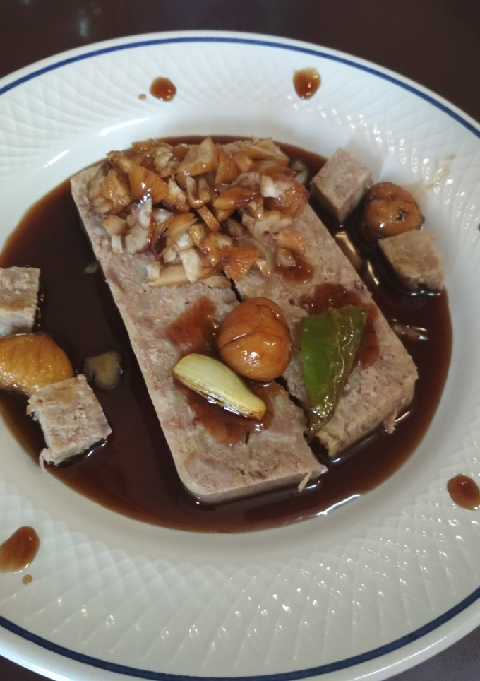 Una foto de Pastel frío de cerdo con castañas