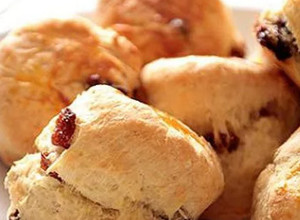 A picture of Scones with raisins.