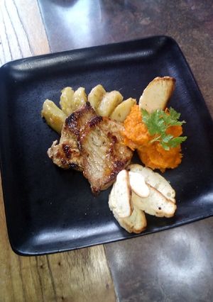 Una foto de Cerdo agridulce y puré de zapallo inglés
