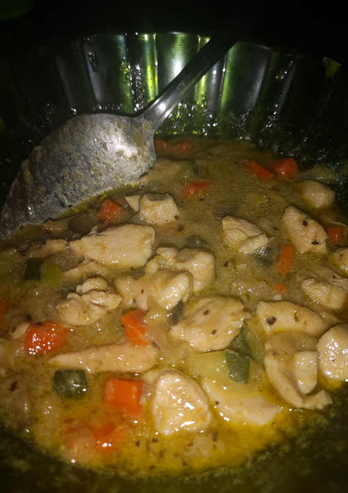 Una foto de Pollo con curry verde