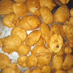 A picture of Aloo k Pakore.
