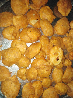 A picture of Aloo k Pakore.