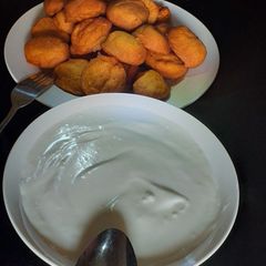 A picture of Coconut Pap/Bean cake.