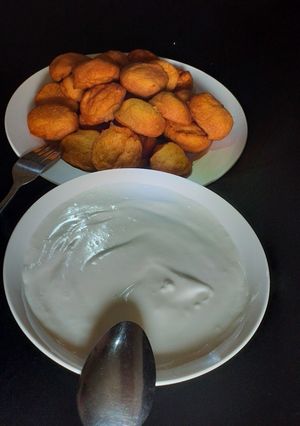 A picture of Coconut Pap/Bean cake.