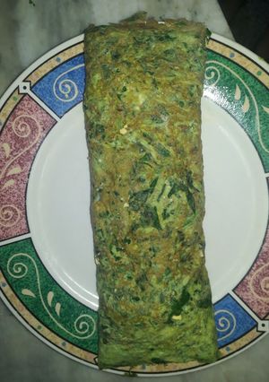 Una foto de Omelette de espinaca con huevo y tomate