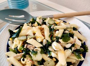 Una foto de Ensalada de pasta con alga wakame y huevo