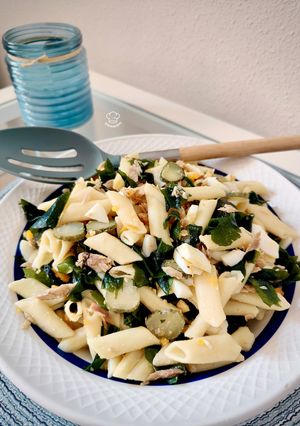 Una foto de Ensalada de pasta con alga wakame y huevo