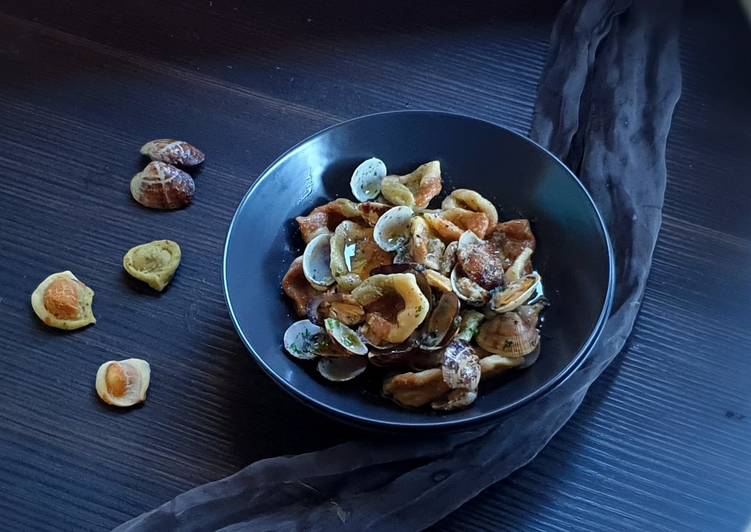 Simple Way to Prepare Premiato Orecchiette tricolore alle vongole con zenzero,paprica e pesto