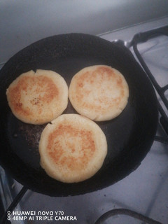 Una foto de Arepas con cuajada o queso