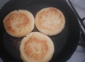 Una foto de Arepas con cuajada o queso