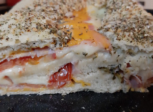 Una foto de Pizza rellena arrollada 🍕
