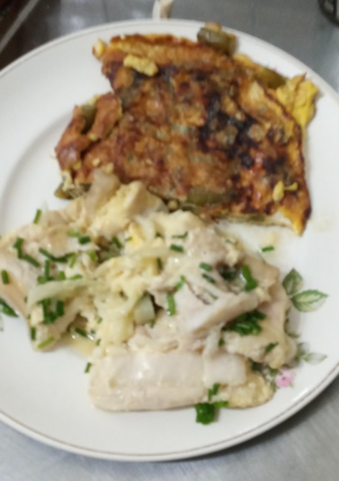 Una foto de Filet de salmón a la crema con omelette de chauchas