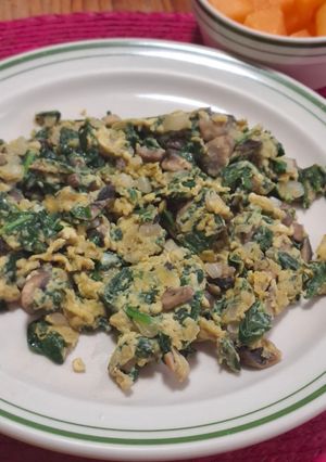 Una foto de Huevos revueltos con champiñones y espinacas
