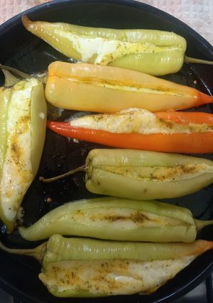 Una foto de Ajíes Verdes Largos Rellenos de Queso