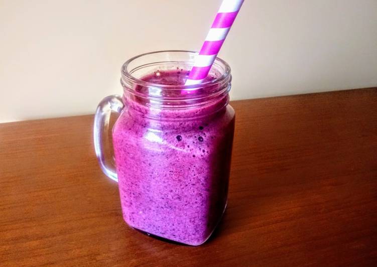 Smoothie de frutos rojos con agua de coco